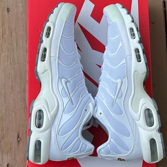 NEW Nike Air Max Plus Triple White Casual Sneaker - Size Mens 11 | Womens 12.5 - Picture 5 of 9